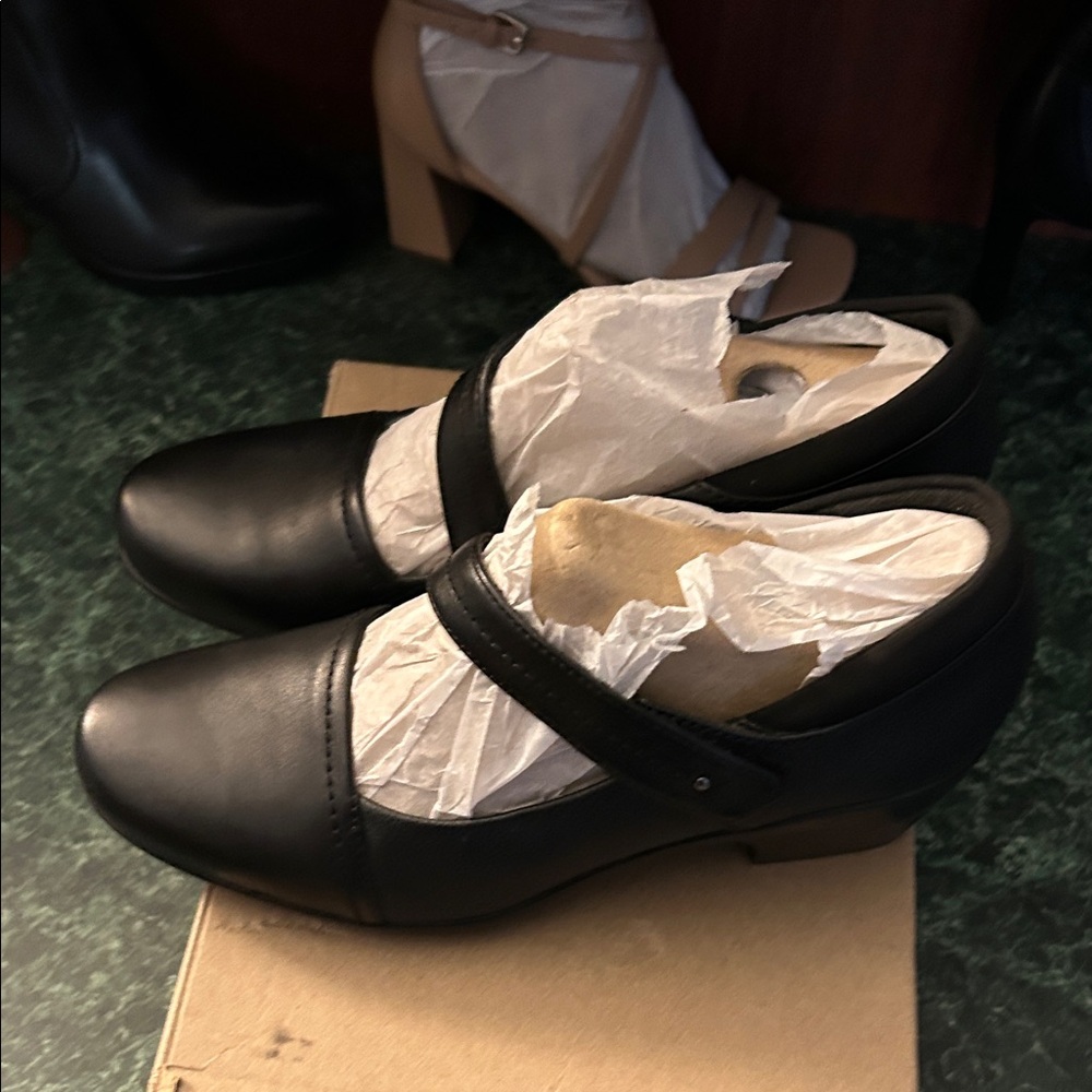 Clarks Black Leather Heels - Picture 4 of 5
